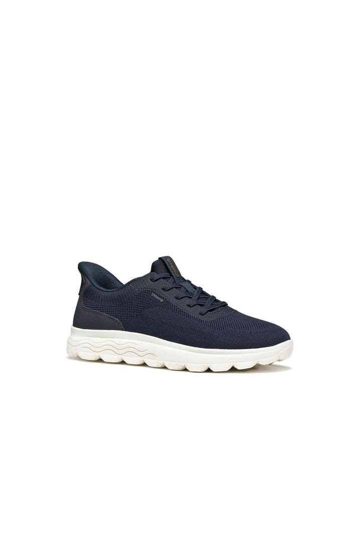 Sneaker en maille respirante bleu avec semelle épaisse amortissante, fermeture à lacets, style confortable et léger.