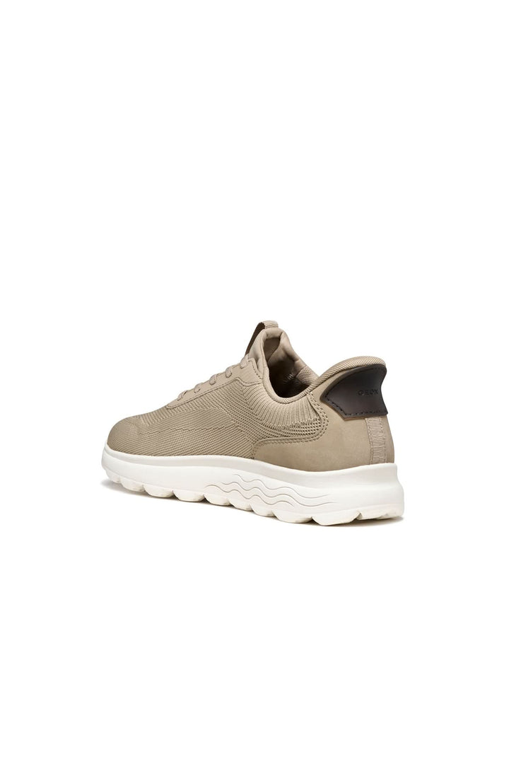 Sneaker en maille respirante avec semelle épaisse amortissante pour confort et soutien, couleur beige, vue de côté.