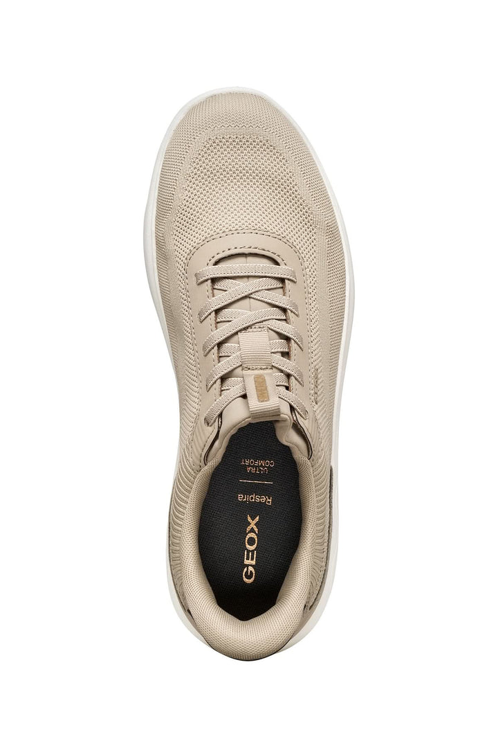 Vue de dessus d'un sneaker en maille respirante beige avec semelle épaisse et lacets, soulignant confort et légèreté.