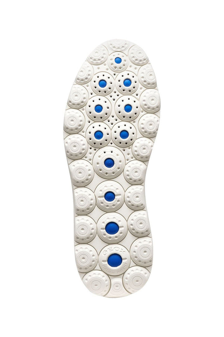 Semelle extérieure du sneaker en maille respirante avec détails adhérents bleus et blancs.