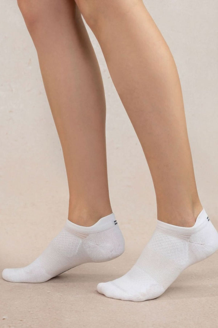 Socquettes sport dynamic blanches, légères et respirantes, idéales pour le confort lors des activités sportives.