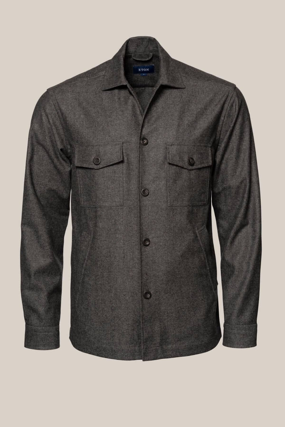 Surchemise en flanelle laine et cachemire à chevrons avec poches, boutons effet corne, gris.