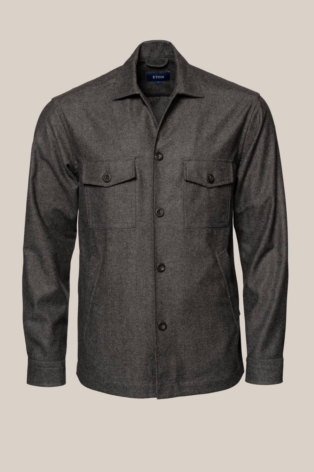 Surchemise en flanelle laine et cachemire à chevrons avec poches, boutons effet corne, gris.