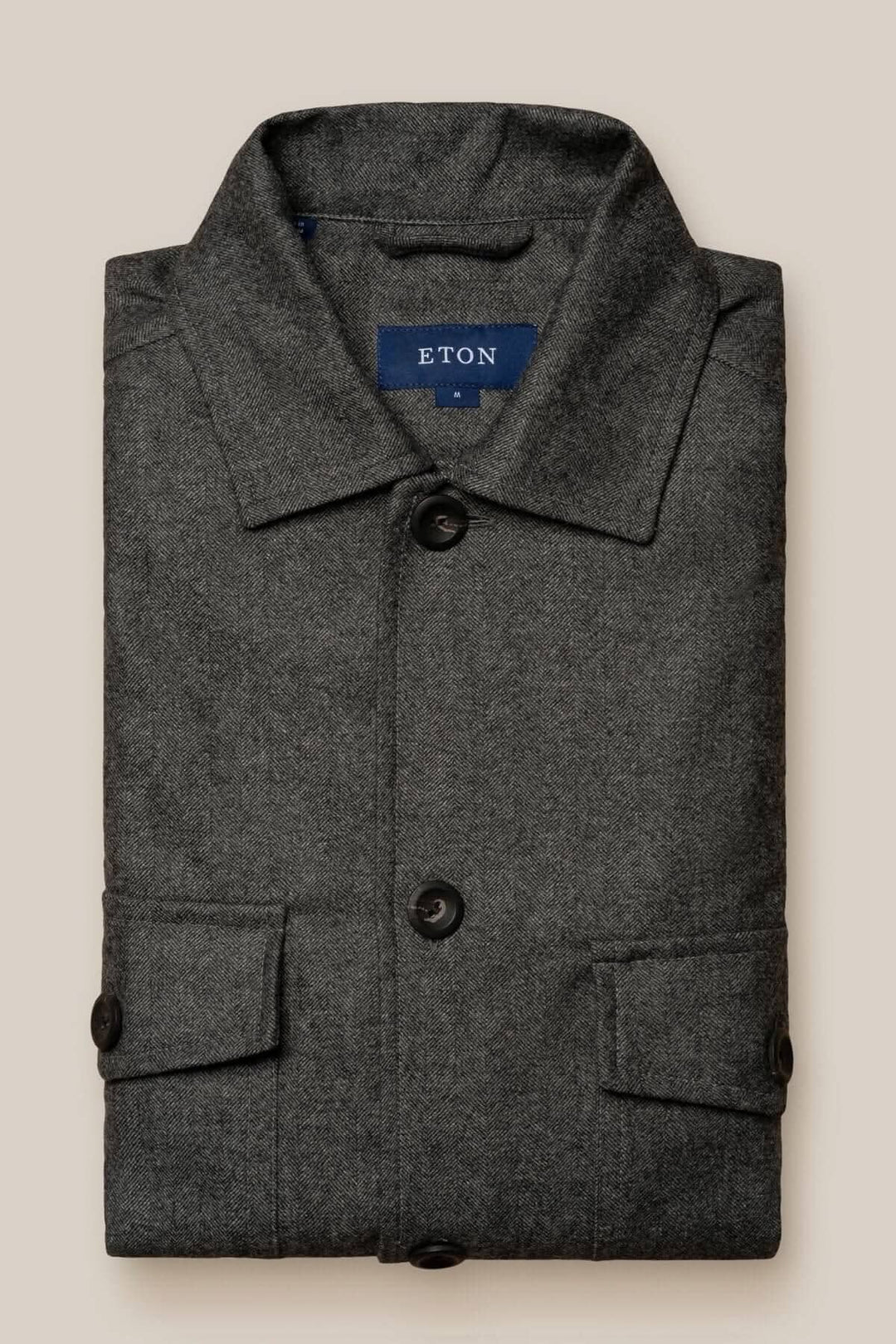 Surchemise en flanelle laine et cachemire grise avec boutons effet corne et poches pratiques.