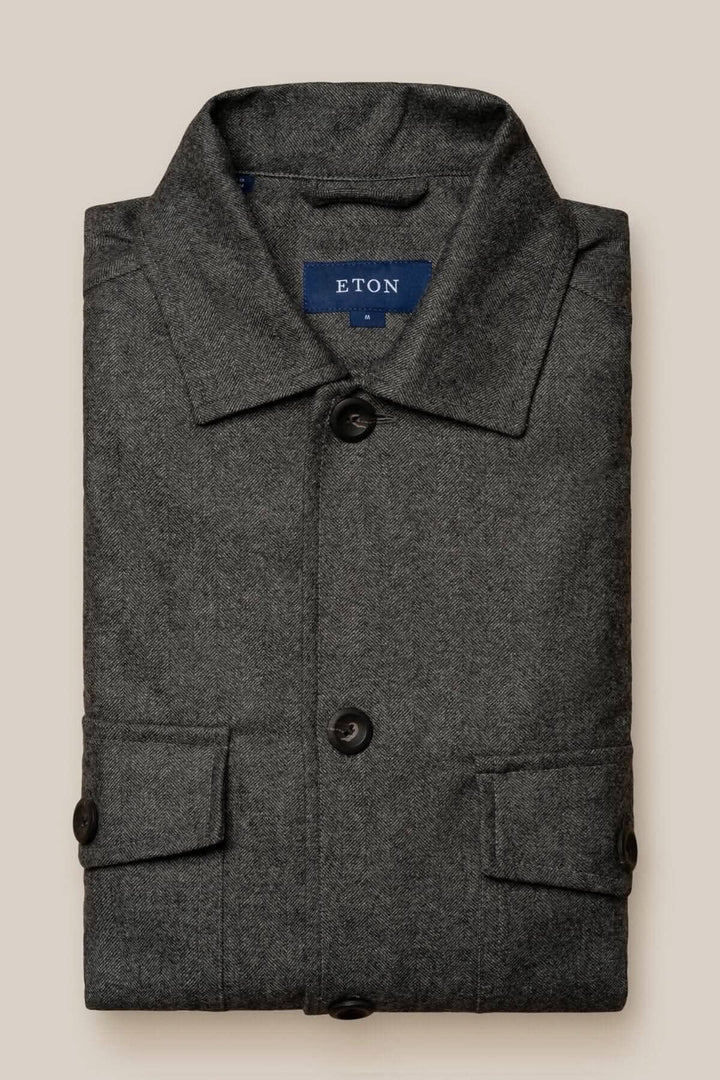 Surchemise en flanelle laine et cachemire grise avec boutons effet corne et poches pratiques.