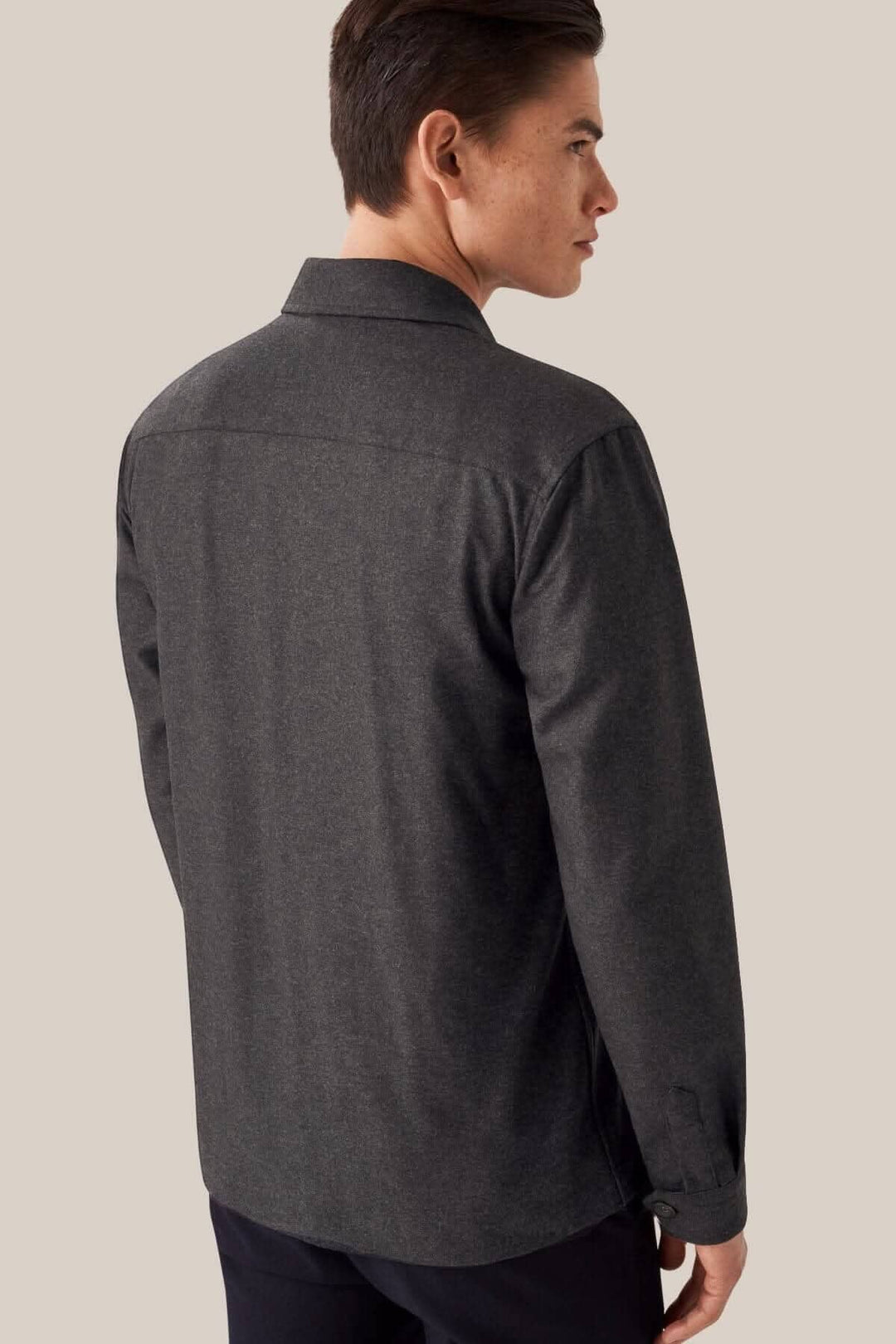 Surchemise en flanelle laine et cachemire à chevrons vue de dos, coloris sombre, pour une tenue élégante et confortable.