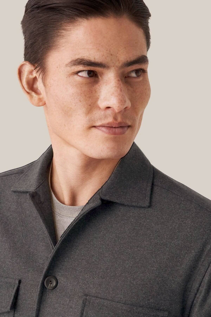 Modèle homme portant une surchemise en flanelle laine et cachemire à chevrons, élégante et chaude.