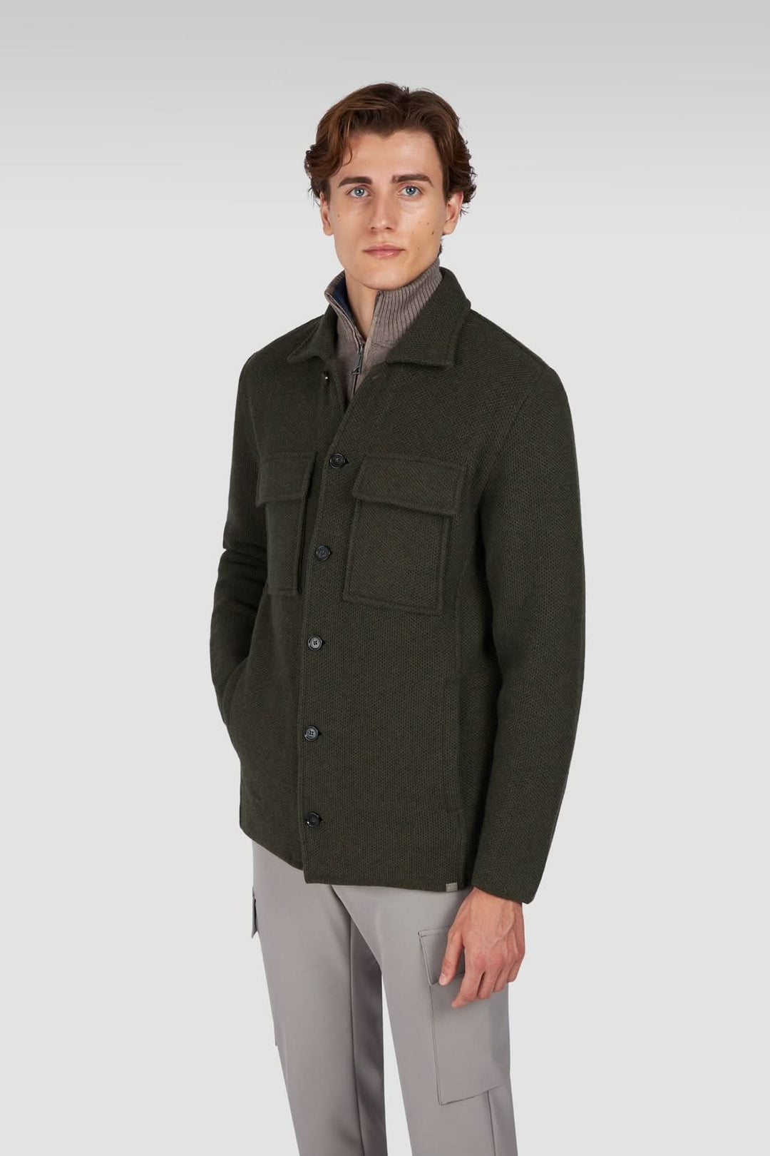 Surchemise en laine texturée avec poches plaquées portée sur un col roulé élégant, vue avant. Élégant et moderne pour les tenues quotidiennes.
