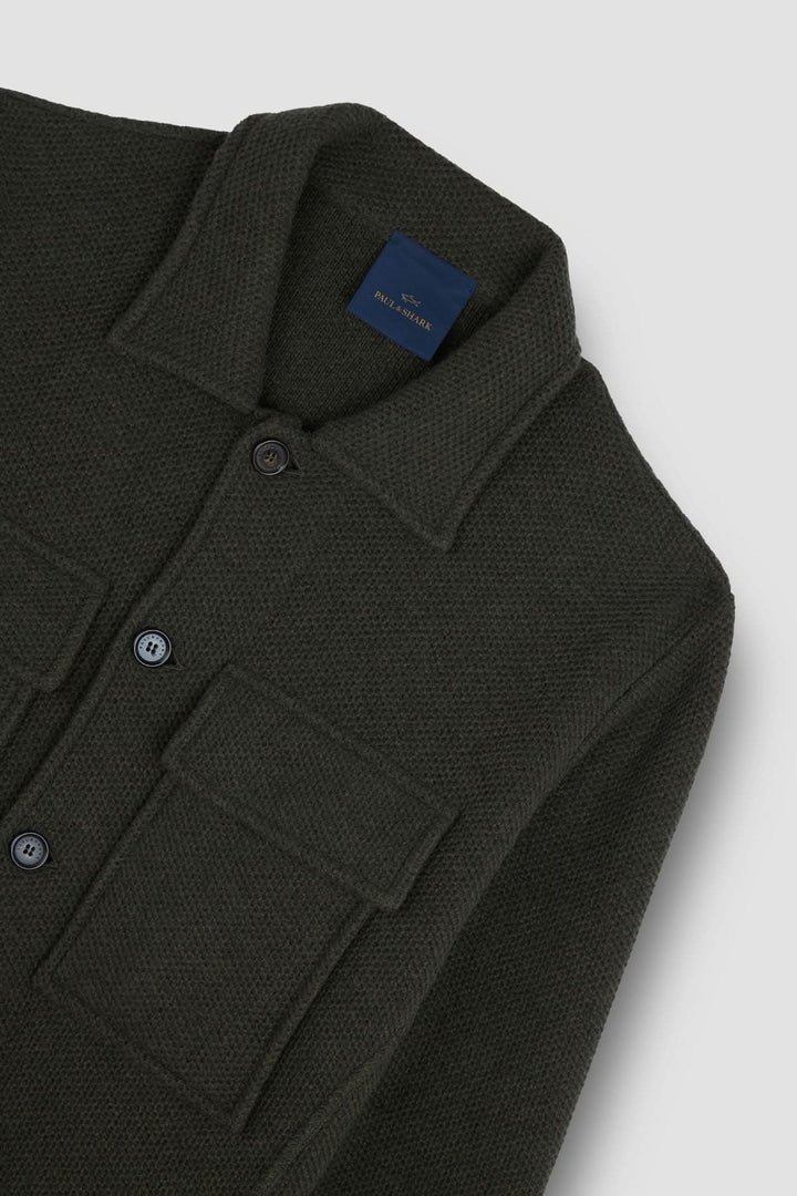 Surchemise en laine texturée avec poches plaquées élégante et moderne, parfaite sur col roulé ou polo.