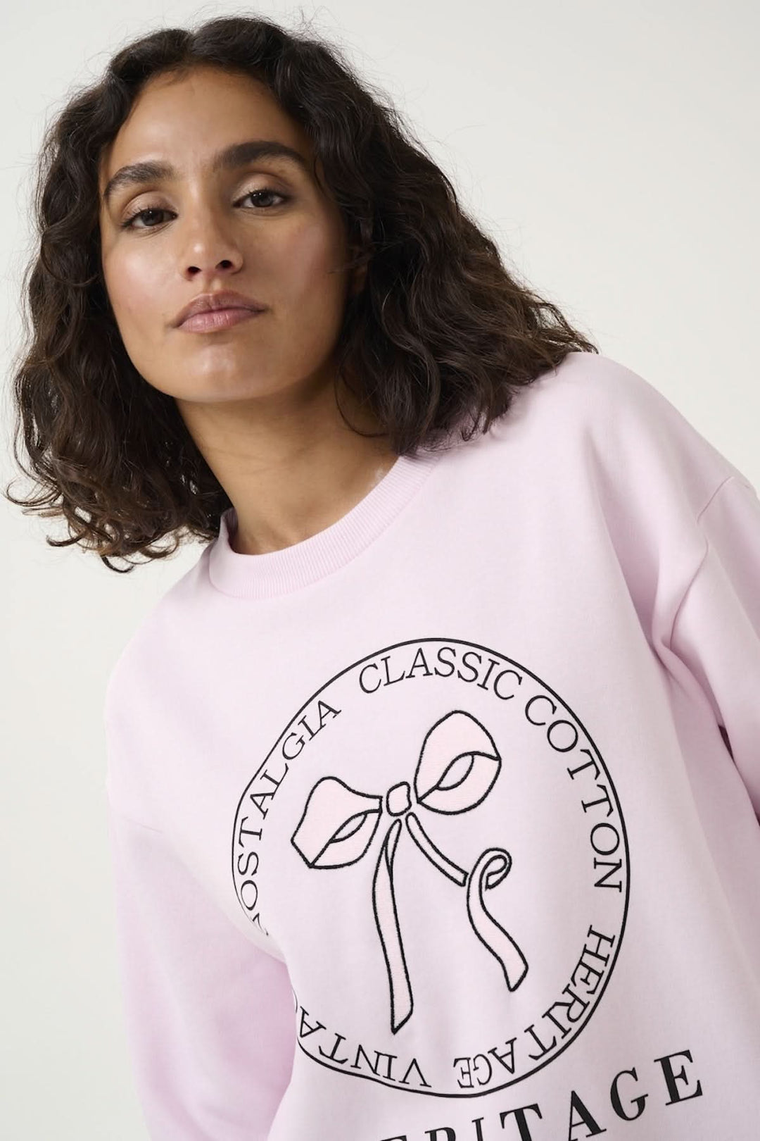 Sweat-shirt Ellen en rose avec motif central d'un nœud, coupe décontractée, manches longues, style élégant.