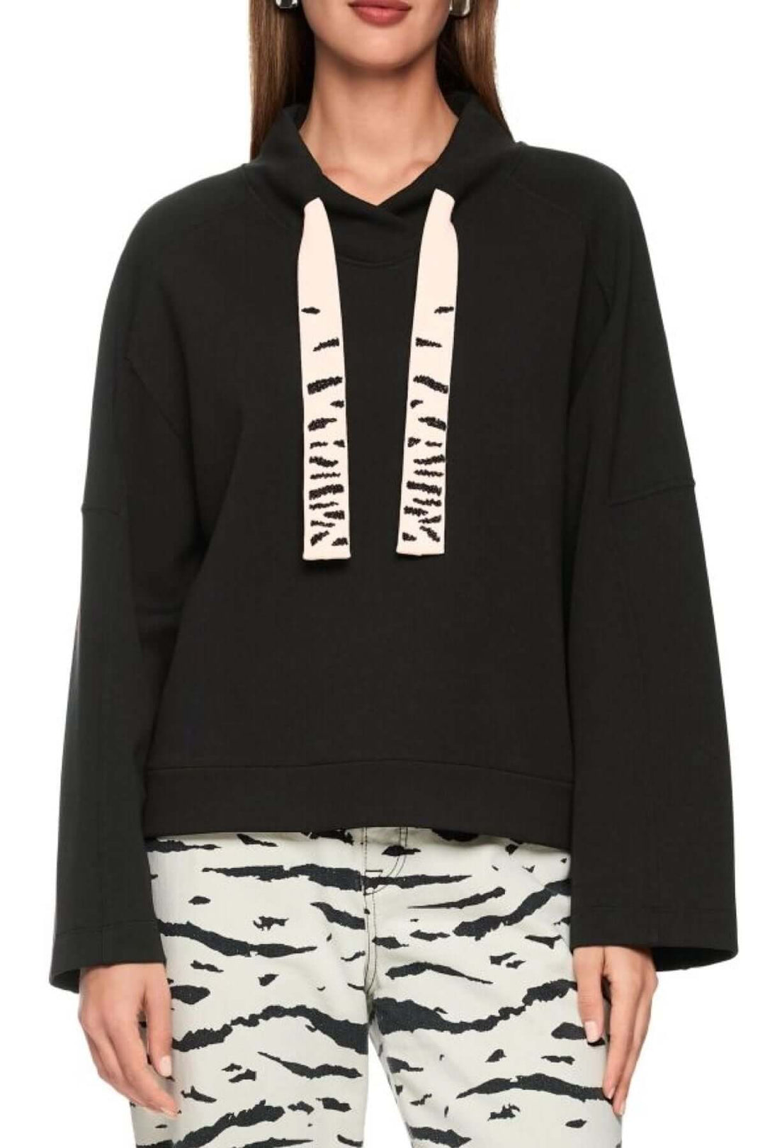 Sweat-shirt à col cheminée avec détails de cordons larges imprimés, idéal pour un look sportif chic et confortable au quotidien.