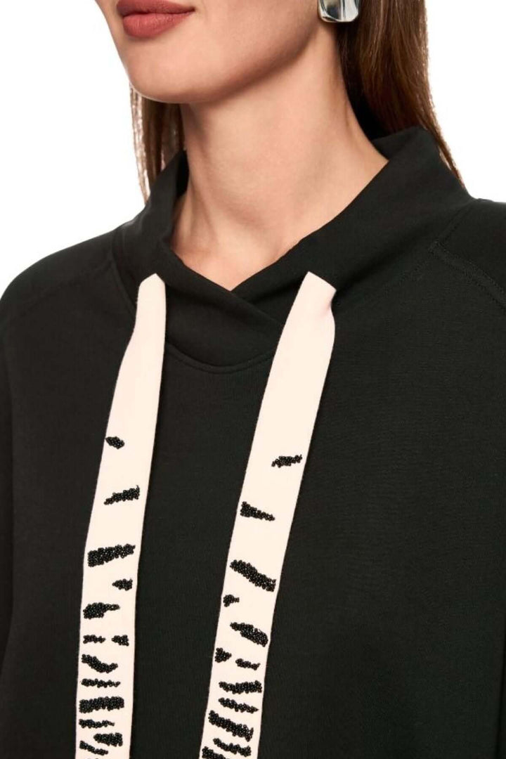 Sweat-shirt à col cheminée moderne avec cordons imprimés, idéal pour un look sportif chic de Marc Cain Sports.