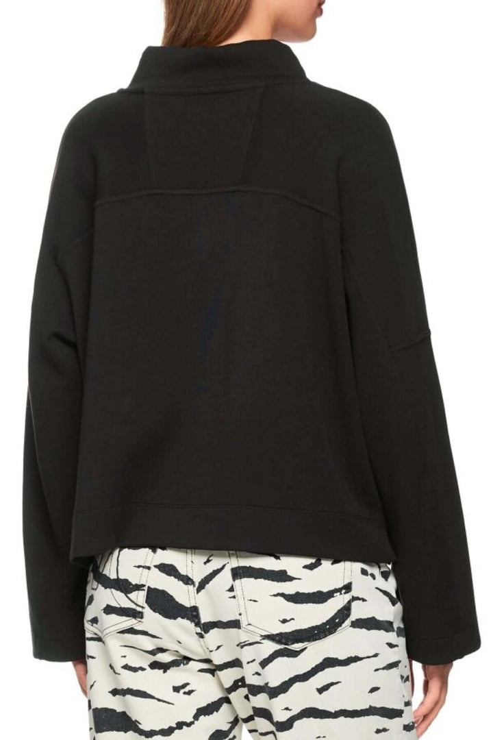 Sweat-shirt noir à col cheminée avec coupe ample et style moderne, idéal pour un look sportif chic avec cordons imprimés distinctifs.