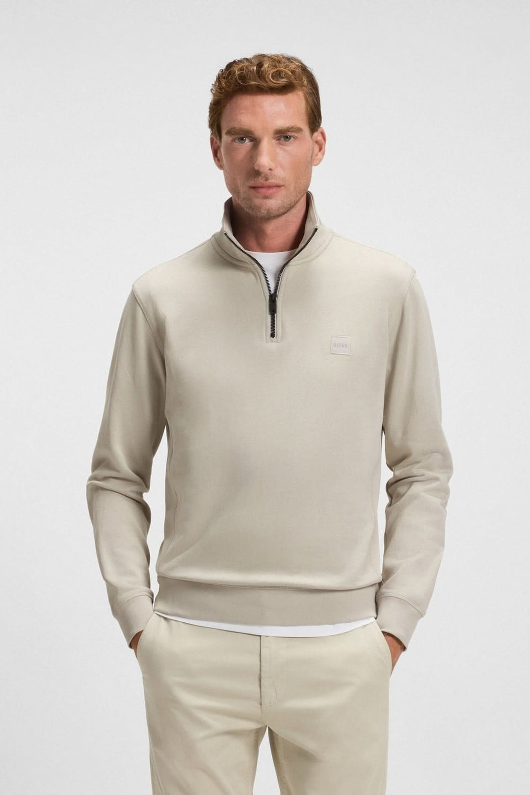 Homme portant un Sweatshirt à demi-zip en coton éponge BOSS, coupe régulière, col montant, manches longues, style casual chic.