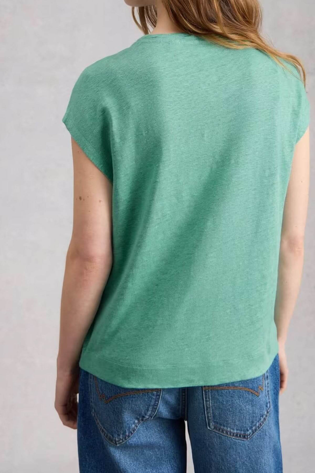 T-Shirt en lin Rowan vert avec coupe ample et sans manches vu de dos, parfait pour un look décontracté et confortable.