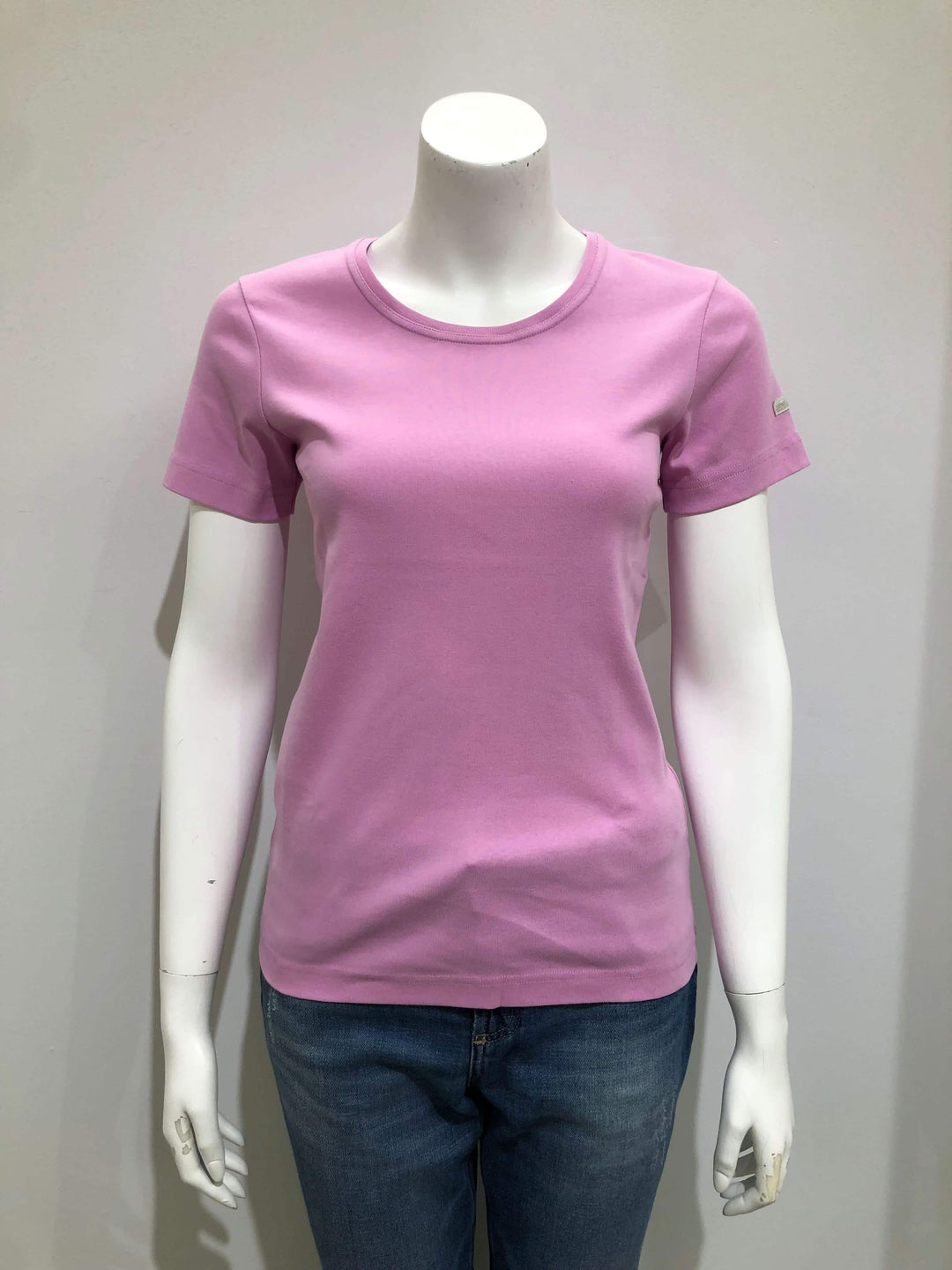 T-shirt AJACCIO II en coton rose pour femme sur mannequin, coupe ajustée, manches courtes, logo 'Saint James' visible.