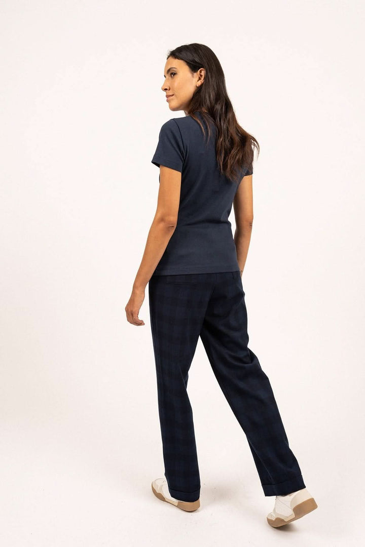 Femme portant le T-shirt AJACCIO II bleu marine avec manches courtes et coupe ajustée, vue de dos. Mode décontractée et polyvalente.