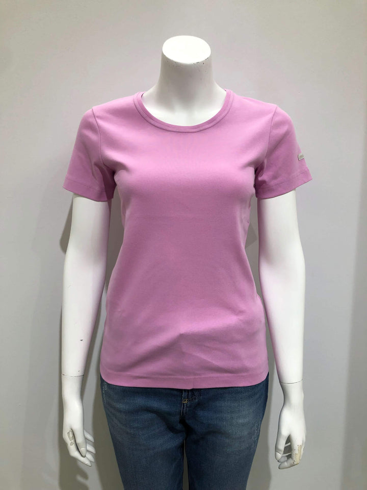 T-shirt AJACCIO II en coton rose pour femme sur mannequin, coupe ajustée, manches courtes, logo 'Saint James' visible.