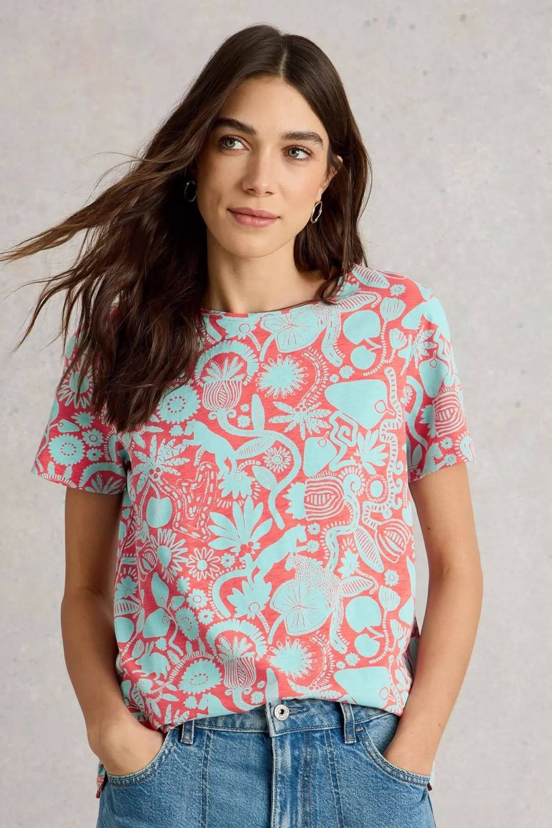 T-shirt Abbie à imprimé botanique coloré, coupe droite et confortable, porté avec un fond neutre.