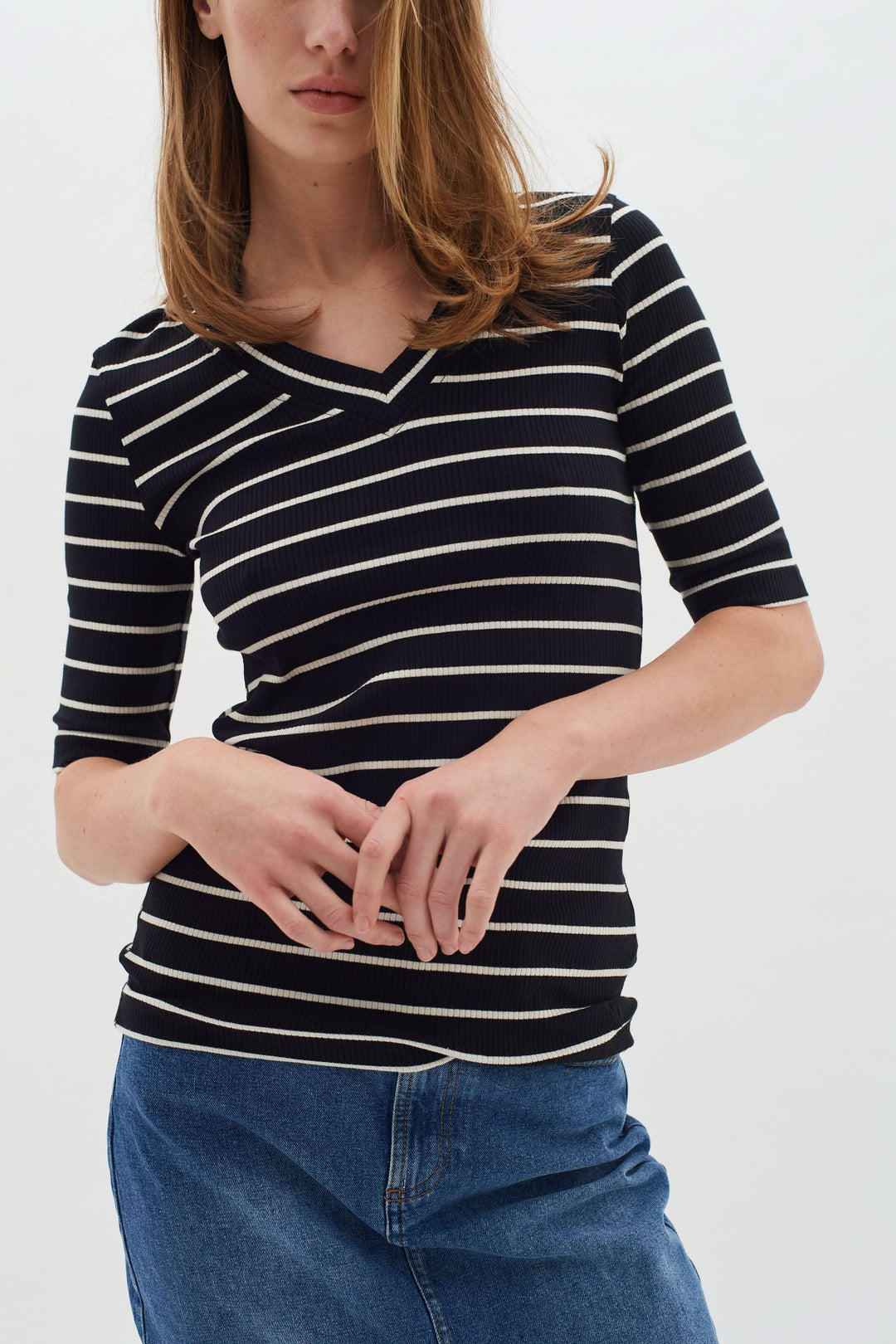 T-shirt Dagna à rayures noires et blanches, manches 1/2, coupe ajustée, minimaliste, confort quotidien.