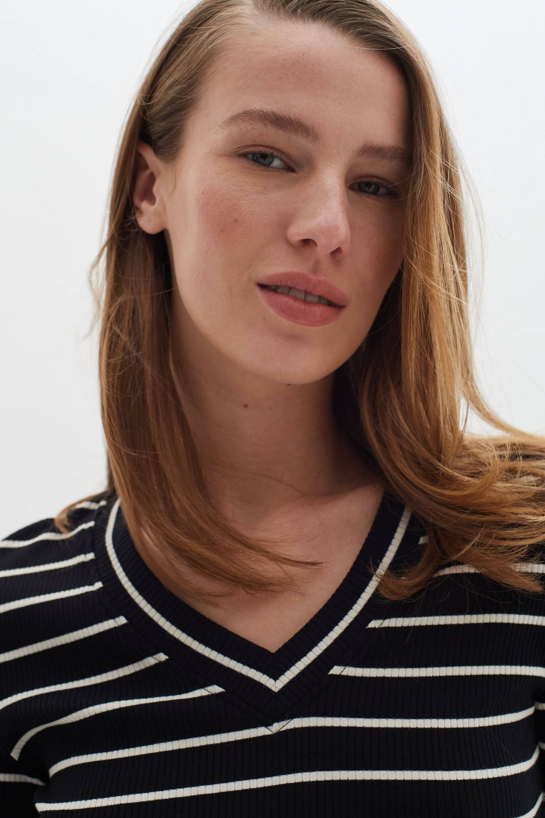 T-shirt Dagna minimaliste à rayures avec encolure en V et coupe ajustée en coton.