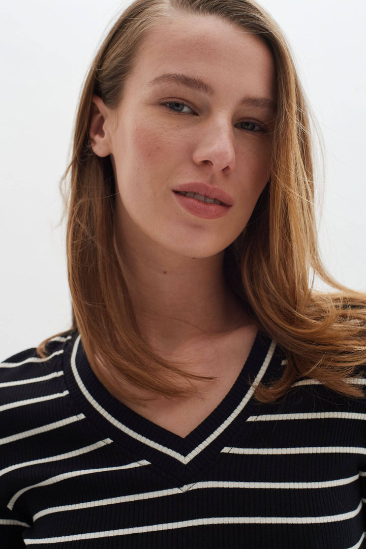 T-shirt Dagna minimaliste à rayures avec encolure en V et coupe ajustée en coton.