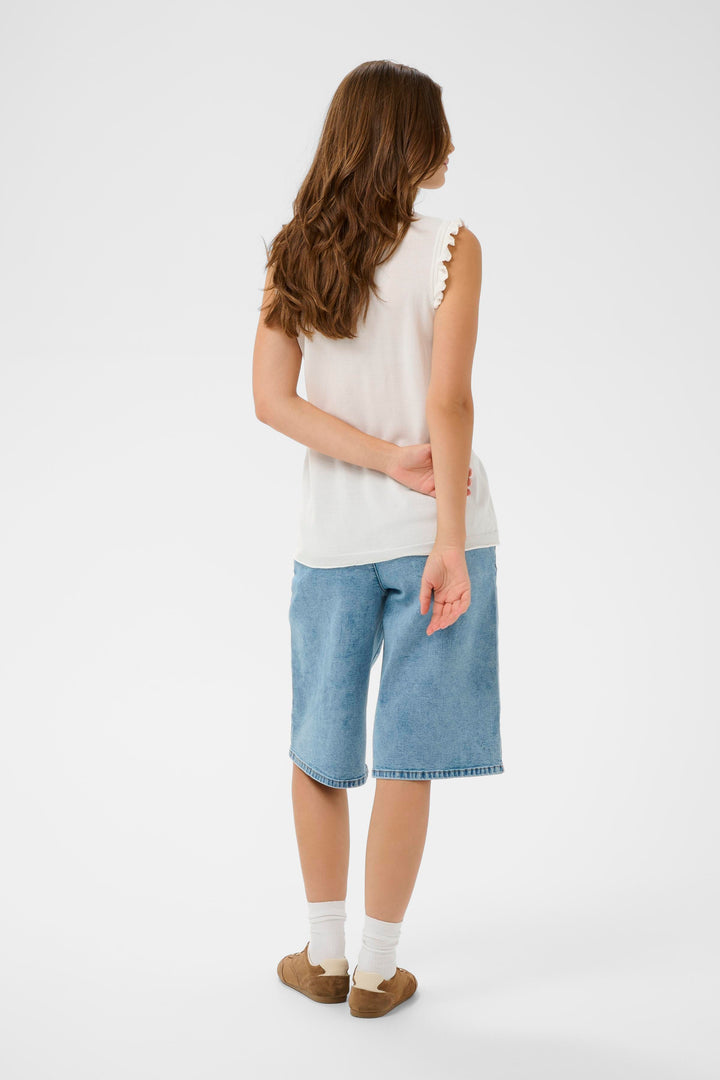 Femme portant le T-shirt Desten sans manches avec encolure en V, détails volantés, vu de dos.