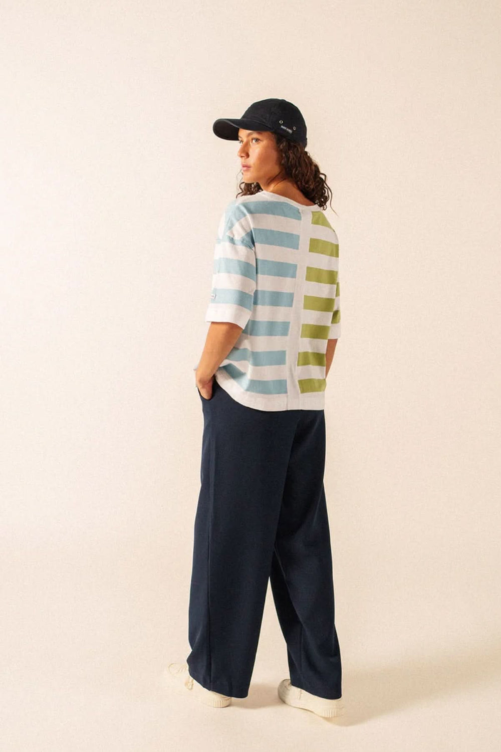 Femme portant un T-shirt Estelle avec motif graphique moderne et coupe fluide.