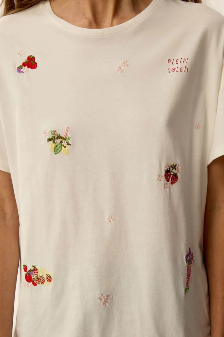 T-shirt Gamos en jersey léger avec motifs floraux et fruités brodés, col rond, manches courtes, style estival.