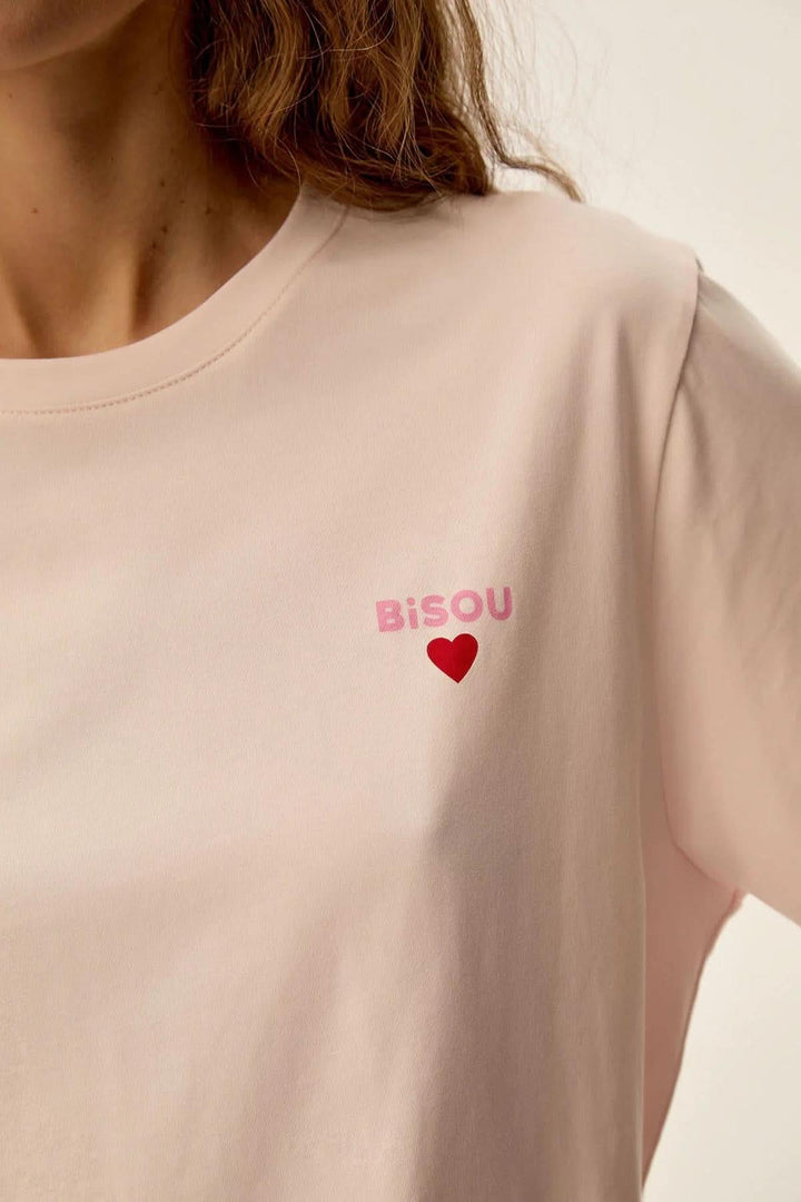 T-shirt Gazoline rose nude avec imprimé "Bisou" et cœur sur la poitrine, col rond et manches courtes.