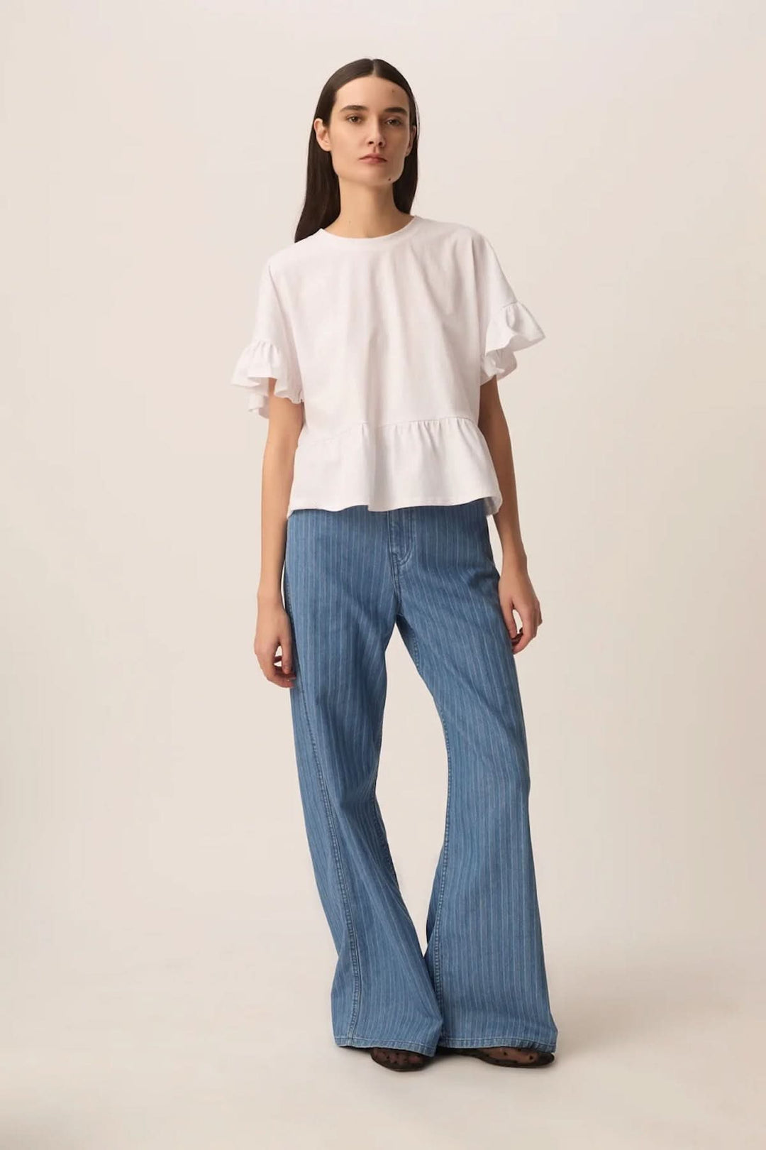 T-shirt JESSICA avec manches courtes volantées et coupe évasée, porté avec un jean pour un look féminin et aérien.