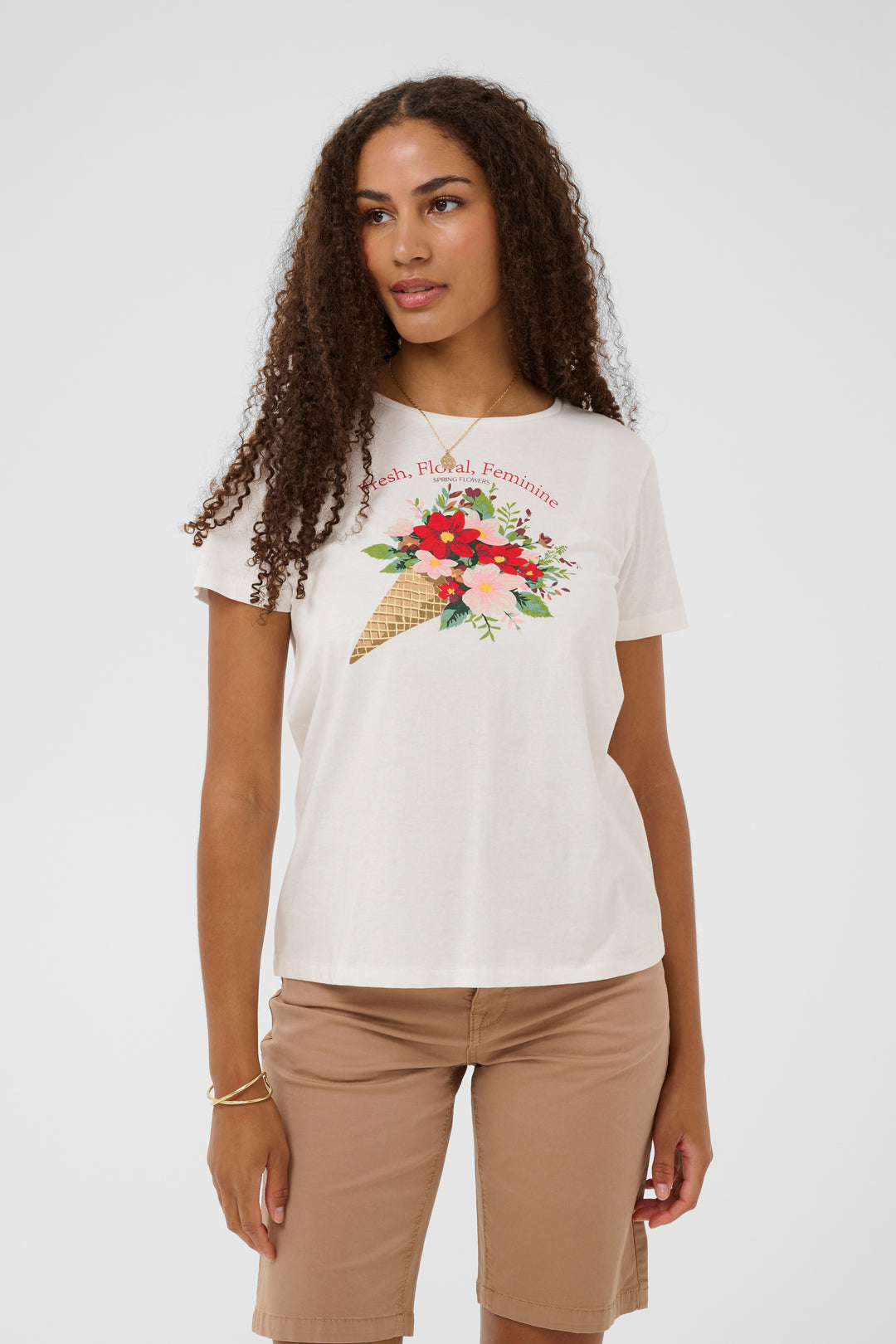 Femme portant un T-shirt Joliy avec imprimé floral artistique, manches courtes, coupe droite, confort quotidien, style expressif.