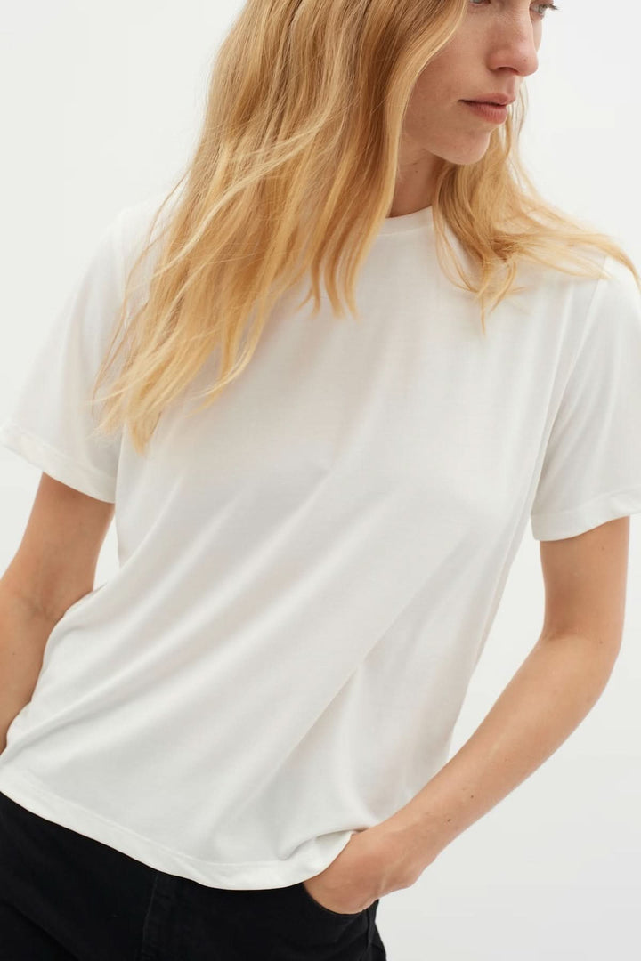 T-shirt Liliana blanc pour un style minimaliste avec coupe droite et confort optimal, idéal pour le quotidien.