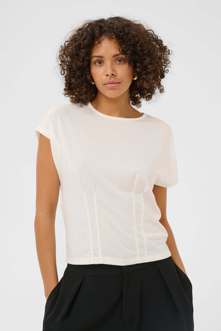T-shirt Lise fluide à manches courtes avec détails structurés, léger et élégant, idéal pour un style moderne et polyvalent.