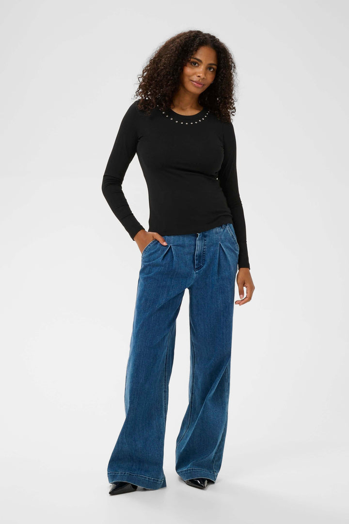 Femme portant le T-shirt Marty à manches longues ajusté et décoratif, style élégant et décontracté.