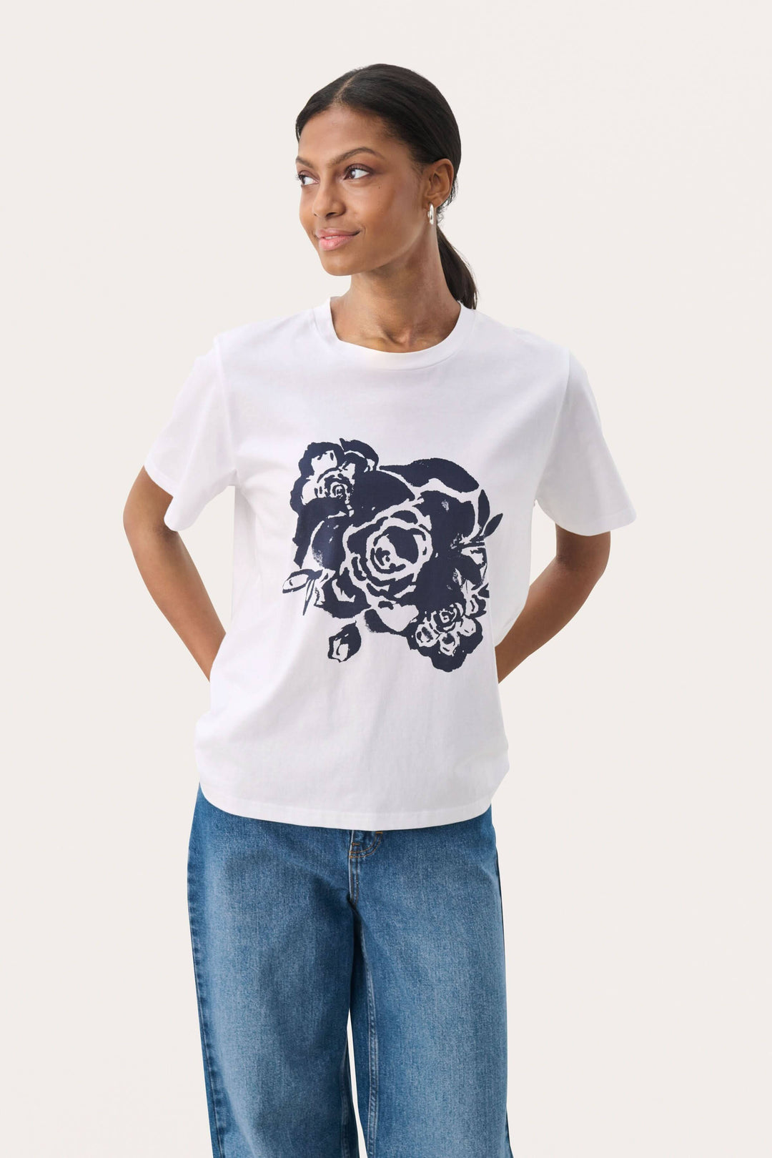 T-shirt en coton biologique blanc avec imprimé floral audacieux, confortable et stylé pour un look casual.