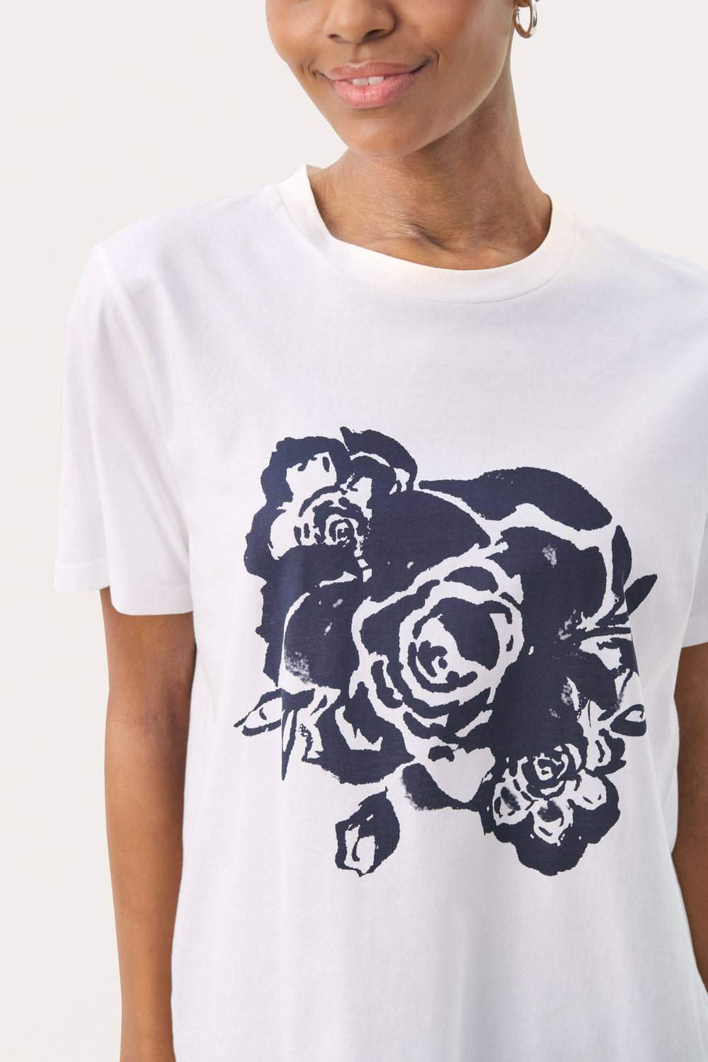 T-shirt en coton bio avec imprimé floral audacieux, coupe confortable et manches courtes.