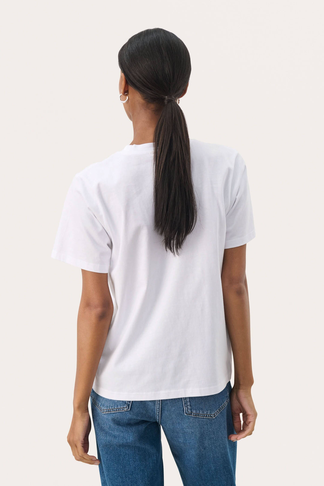 T-shirt en coton biologique blanc avec coupe régulière, vue arrière, idéal pour un look casual.