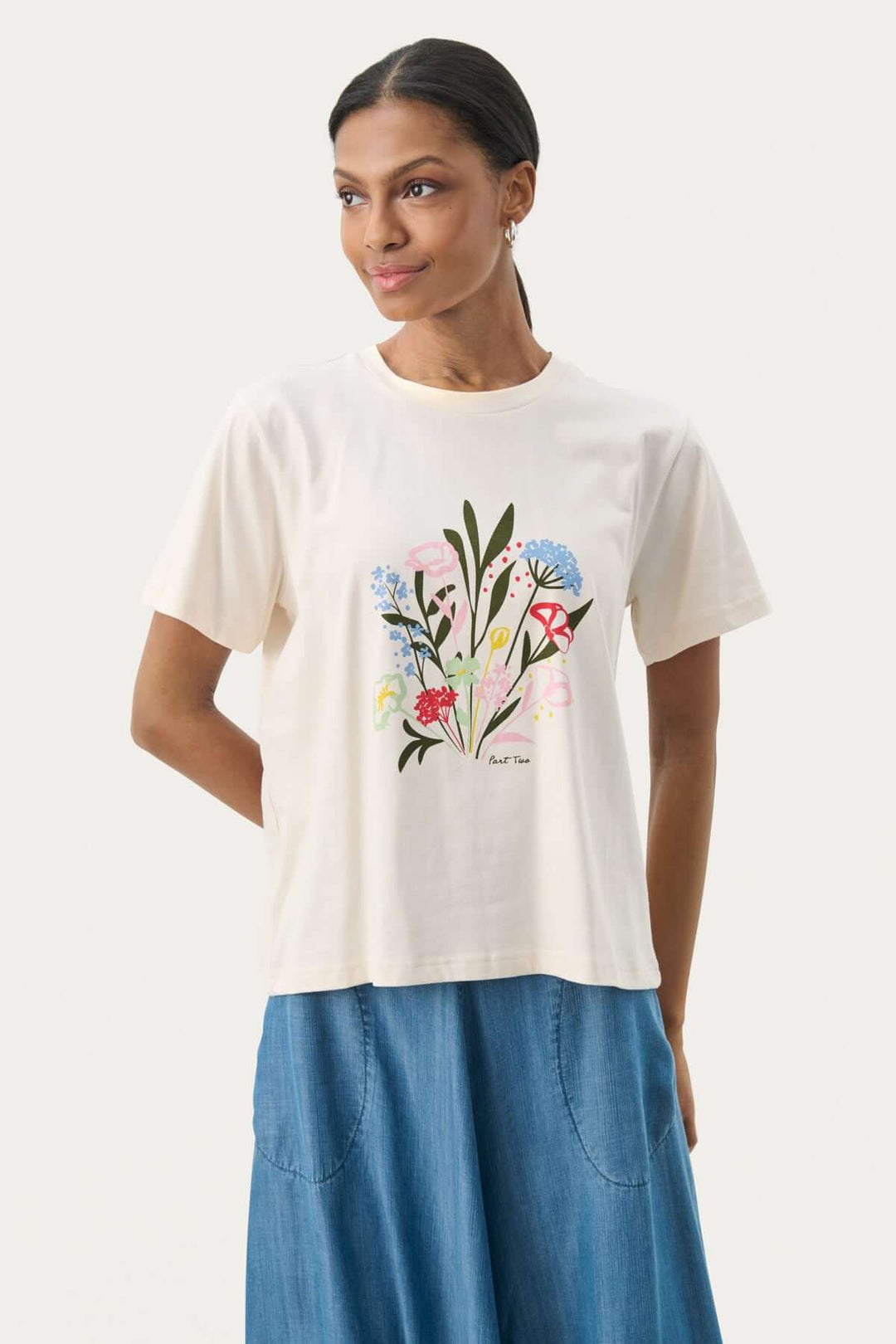 T-shirt en coton biologique avec imprimé floral coloré, design confortable et chic, idéal pour un look casual.