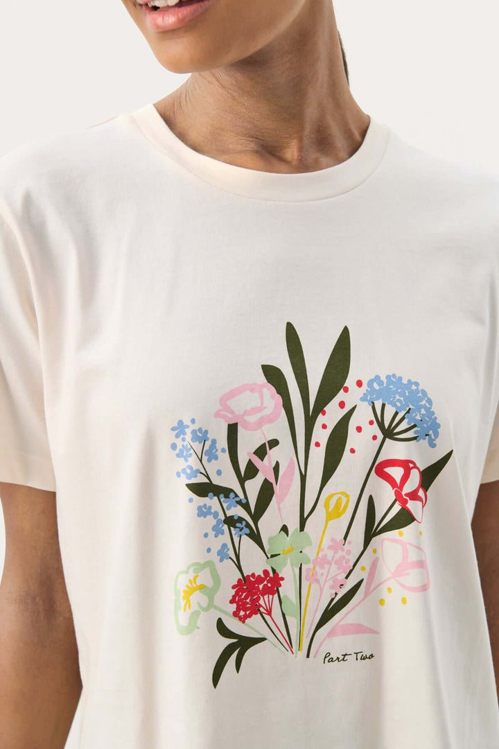 T-shirt en coton biologique avec imprimé floral coloré et coupe confortable, idéal pour un look décontracté.