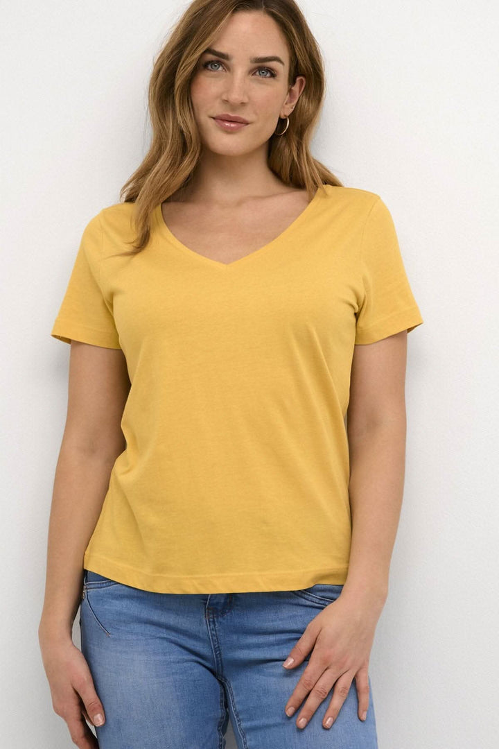 T-shirt Naia jaune à encolure en V, manches courtes, coupe régulière, portez-le avec un bas favori.