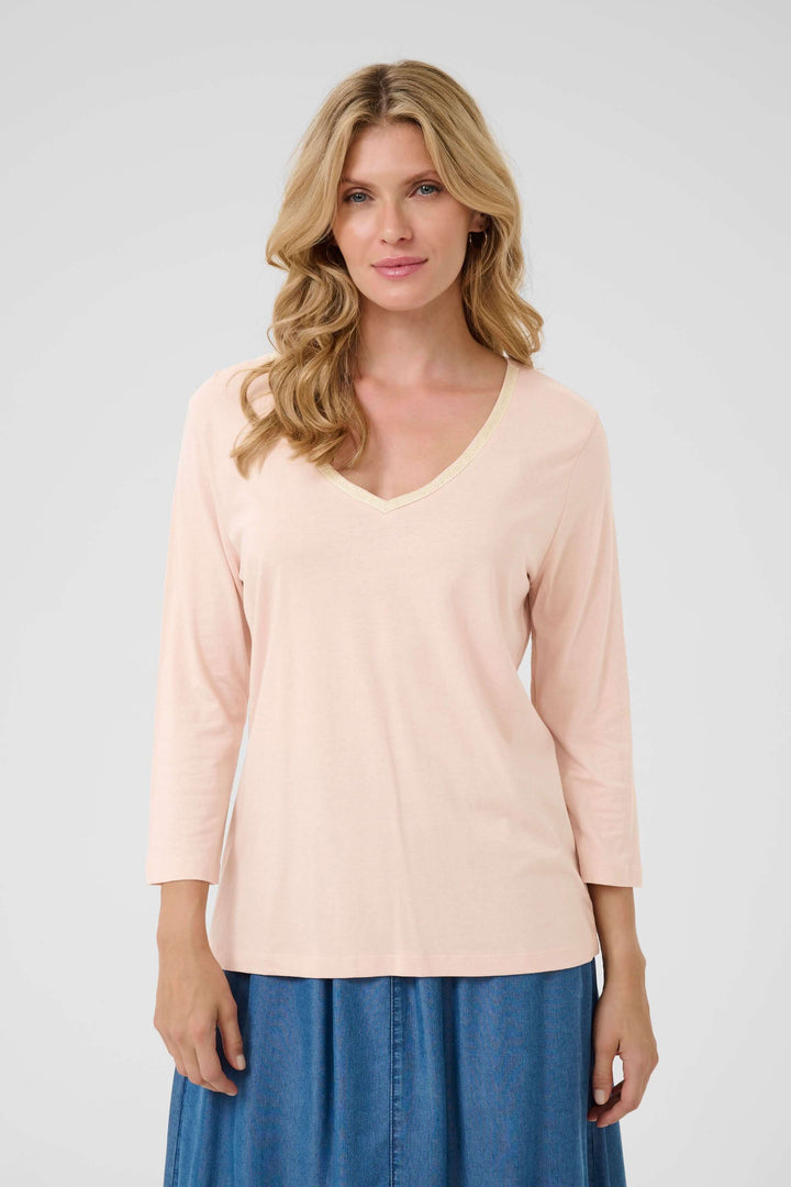 T-shirt Naia en coton doux, col en V avec ruban scintillant, manches trois-quarts, style décontracté et confortable.