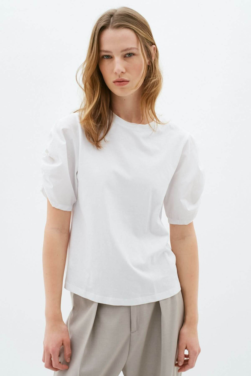 T-shirt Payana en coton blanc avec manches audacieuses, style moderne et coupe droite.