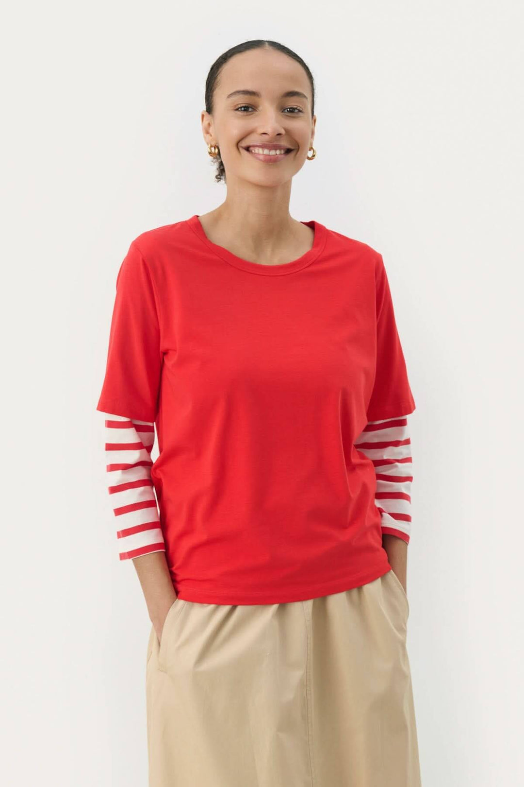 T-shirt classique Ratani rouge à manches rayées, offrant confort et style pour un look moderne.
