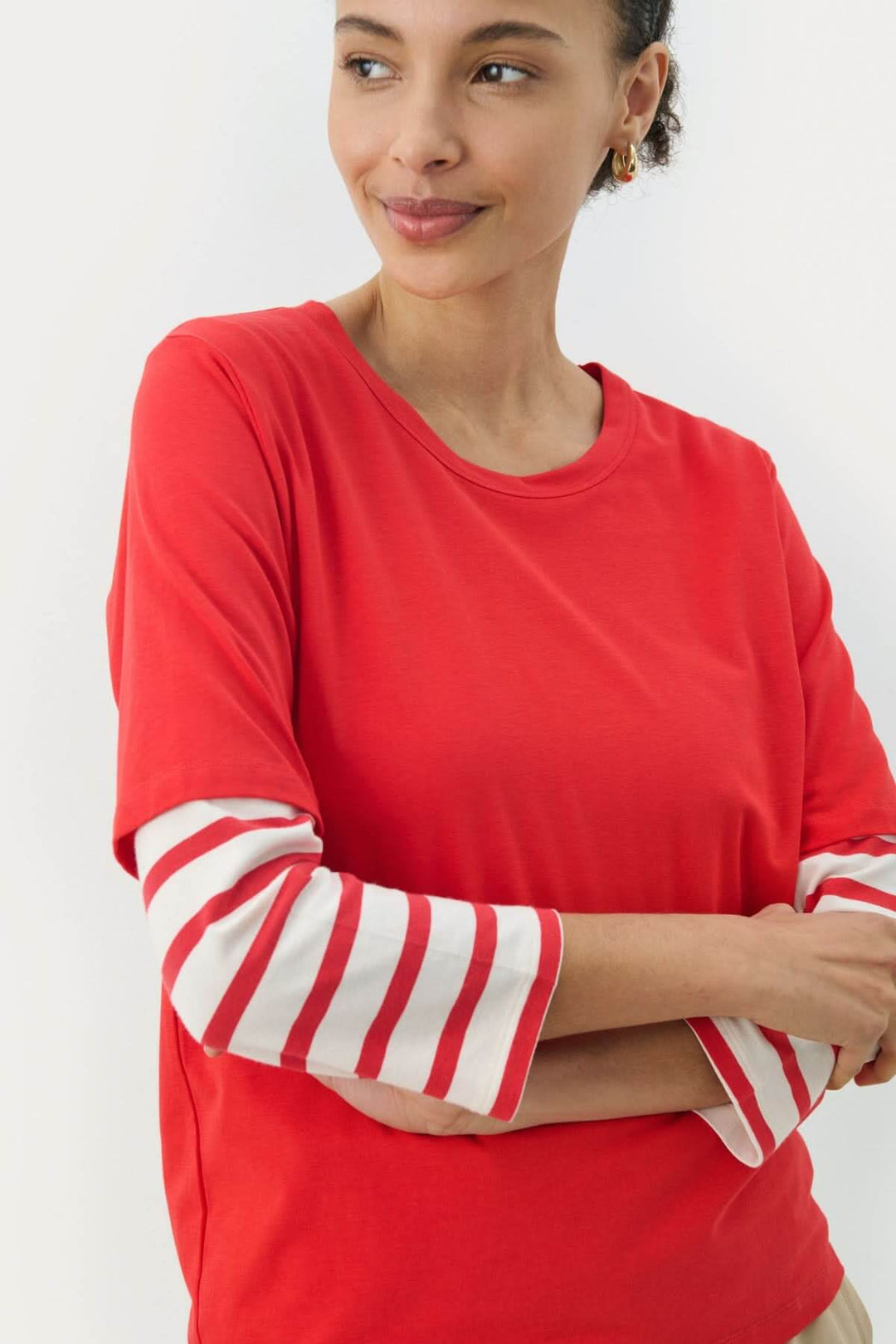 T-shirt Ratani rouge avec manches rayées, coupe fluide et moderne pour un style décontracté et confortable.