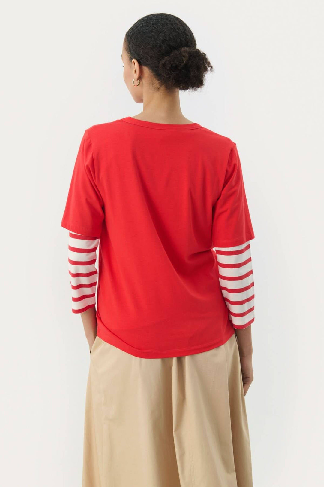 T-shirt Ratani rouge avec manches rayées, vue arrière, pour un look moderne et confortable.