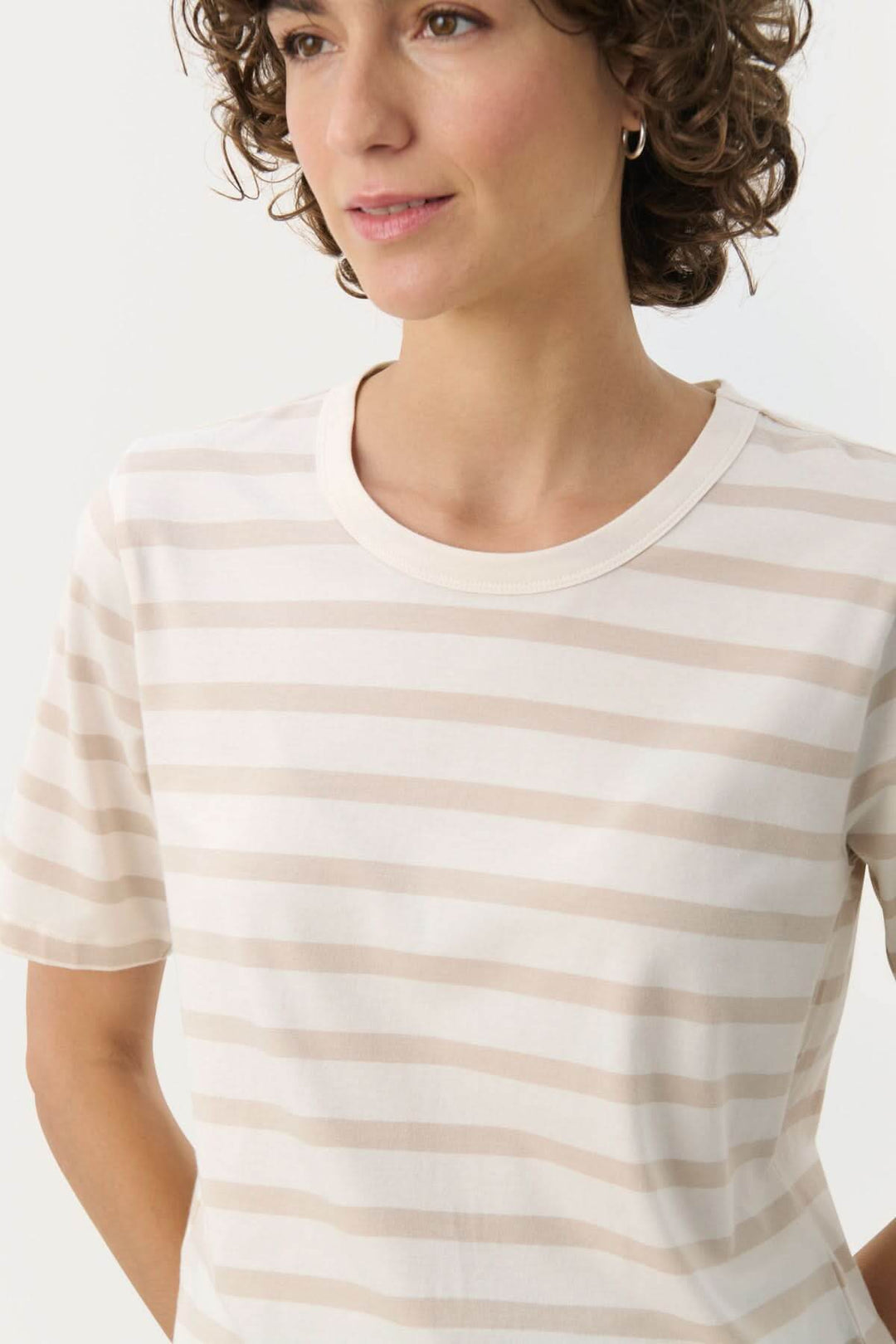 T-shirt Ratani rayé, coupe fluide et confortable, parfait pour un look quotidien.