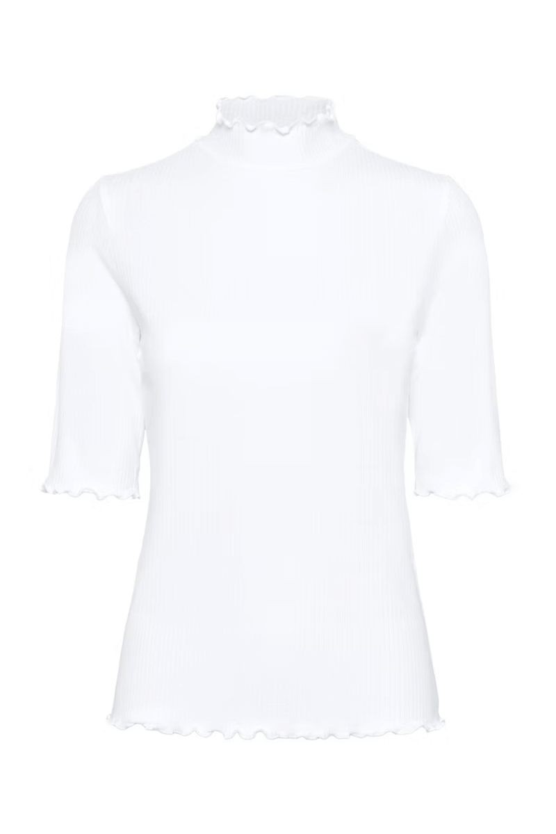 T-shirt Ribba blanc avec col montant festonné et maille côtelée, manches mi-longues, coupe ajustée, style chic féminin.