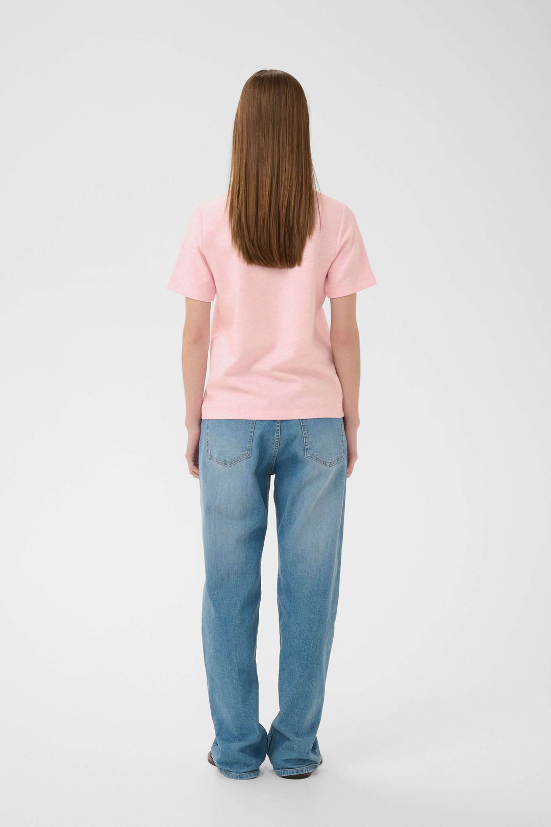 Vue arrière du T-shirt Vincent rose, coupe droite et minimaliste, avec un jean en toile légère. Idéal pour un look décontracté et polyvalent.