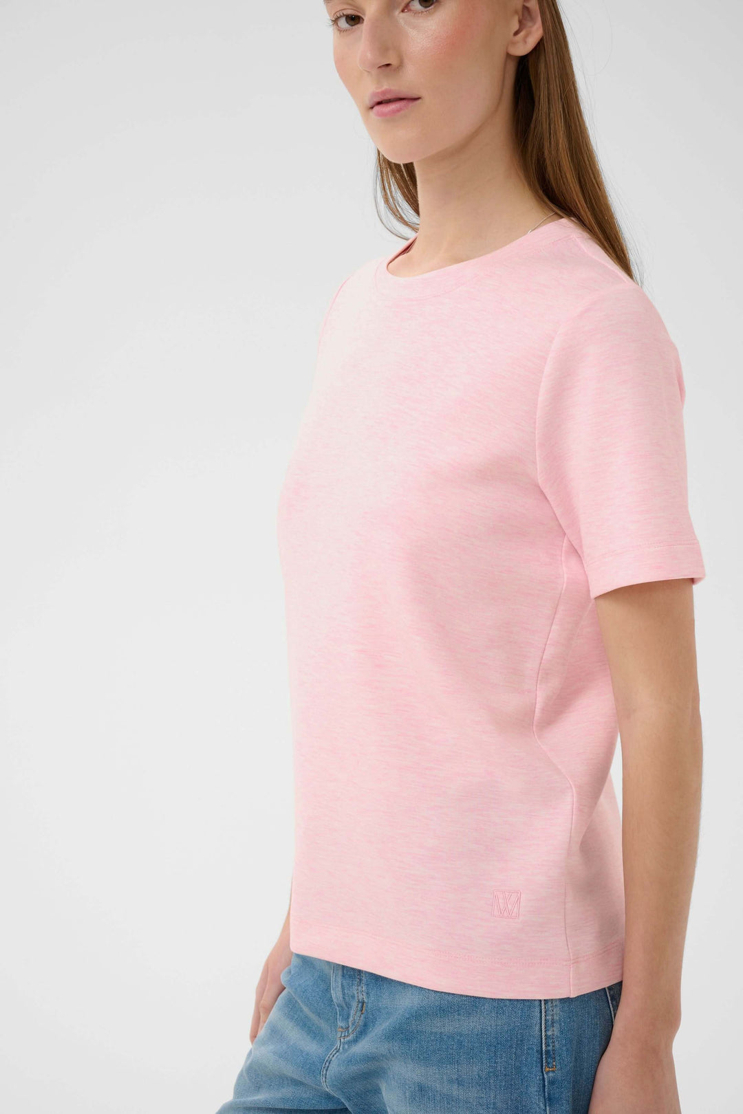 T-shirt Vincent en rose avec coupe droite et manches courtes, porté par un mannequin. Confort quotidien, allure minimaliste.